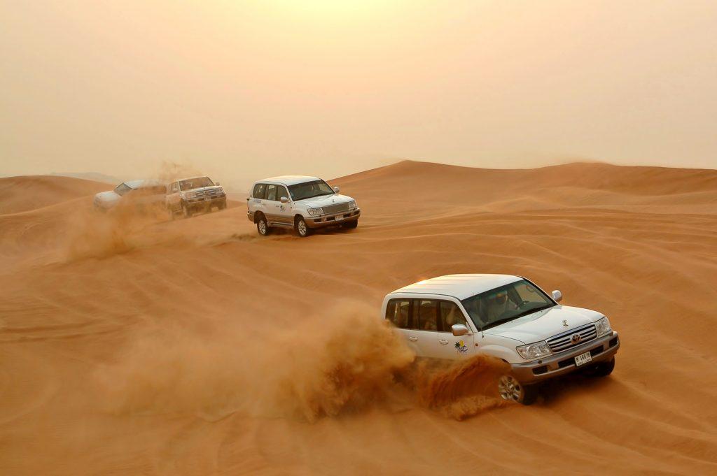 Dubaji sivatagi terepjárózás