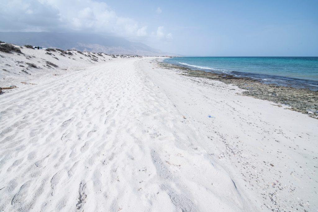 Omán, fehér homokos strand